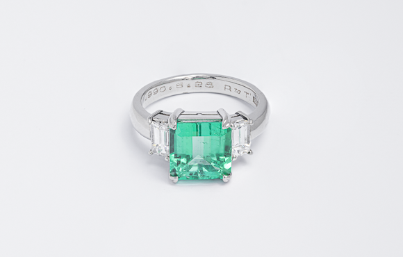 Ptエメラルドリング　E 3.47Ct D 0.93Ct