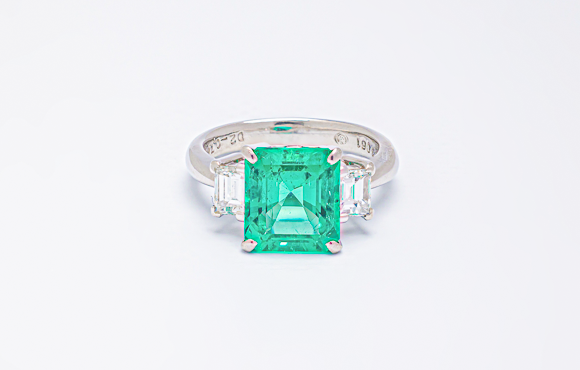 プラチナ　エメラルドリング　E 3.061Ct D 0.74Ct