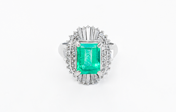 プラチナ　エメラルドリング　E 2.33Ct D 1.04Ct