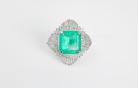 プラチナ　エメラルドリング　E 15.55Ct D 3.74Ct